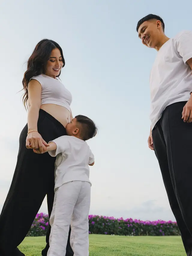 6 Gaya Bumil Nikita Willy yang Tetap Stunning saat Pamer Baby Bump Pakai Outfit Kasual