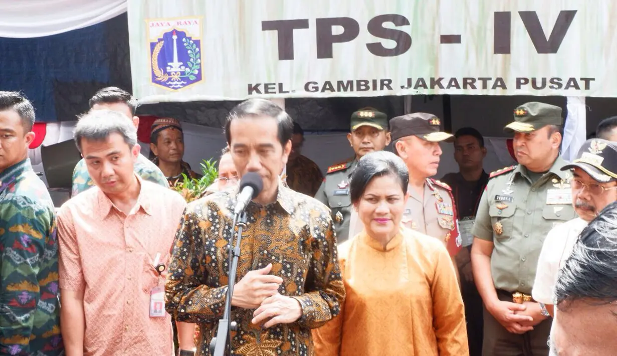 Presiden Jokowi memberi sambutan di TPS 4 Gambir, Jakarta Pusat, Rabu (15/2). Terlihat Kapolda Irjen Pol M Iriawan bersama Pangdam Mayjen Teddy Lhaksmana memantau pelaksanaan Pilkada DKI 2017di TPS tersebut. (Dok. Istimewa)