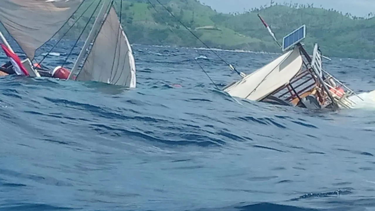 Kapal Pinisi Wartawan Terbalik