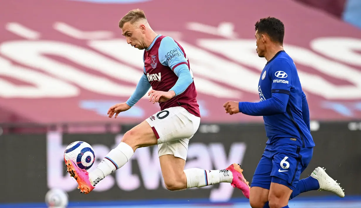 Striker West Ham United, Jarrod Bowen (kiri) mengontrol bola di depan bek Chelsea, Thiago Silva dalam laga lanjutan Liga Inggris 2020/2021 pekan ke-33 di The London Stadium, London, Sabtu (24/4/2021). West Ham kalah 0-1 dari Chelsea. (AFP/Andy Rain/Pool)