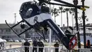 Helikopter Polisi Pantai Huntington diangkat dari air di Pantai Newport, California (20/2/2022). Kecelakaan menewaskan Petugas Pantai Huntington Nicholas Vella, seorang veteran pasukan selama 14 tahun. (Mindy Schauer/The Orange County Register via AP)