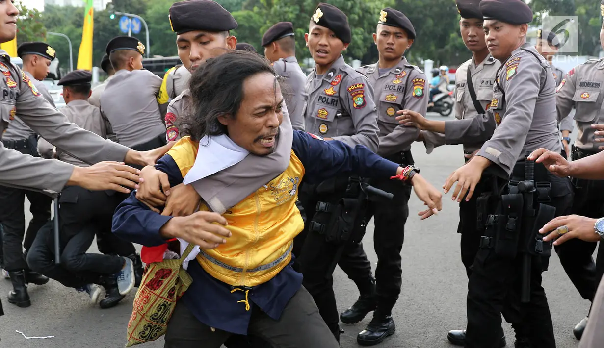 Aliansi Gerakan Mahasiswa Penyelamatan Sumber Daya Maluku Utara terlibat kericuhan dengan polisi saat unjuk rasa di depan Istana Negara, Kamis (18/5). (Liputan6.com/Immanuel Antonius)