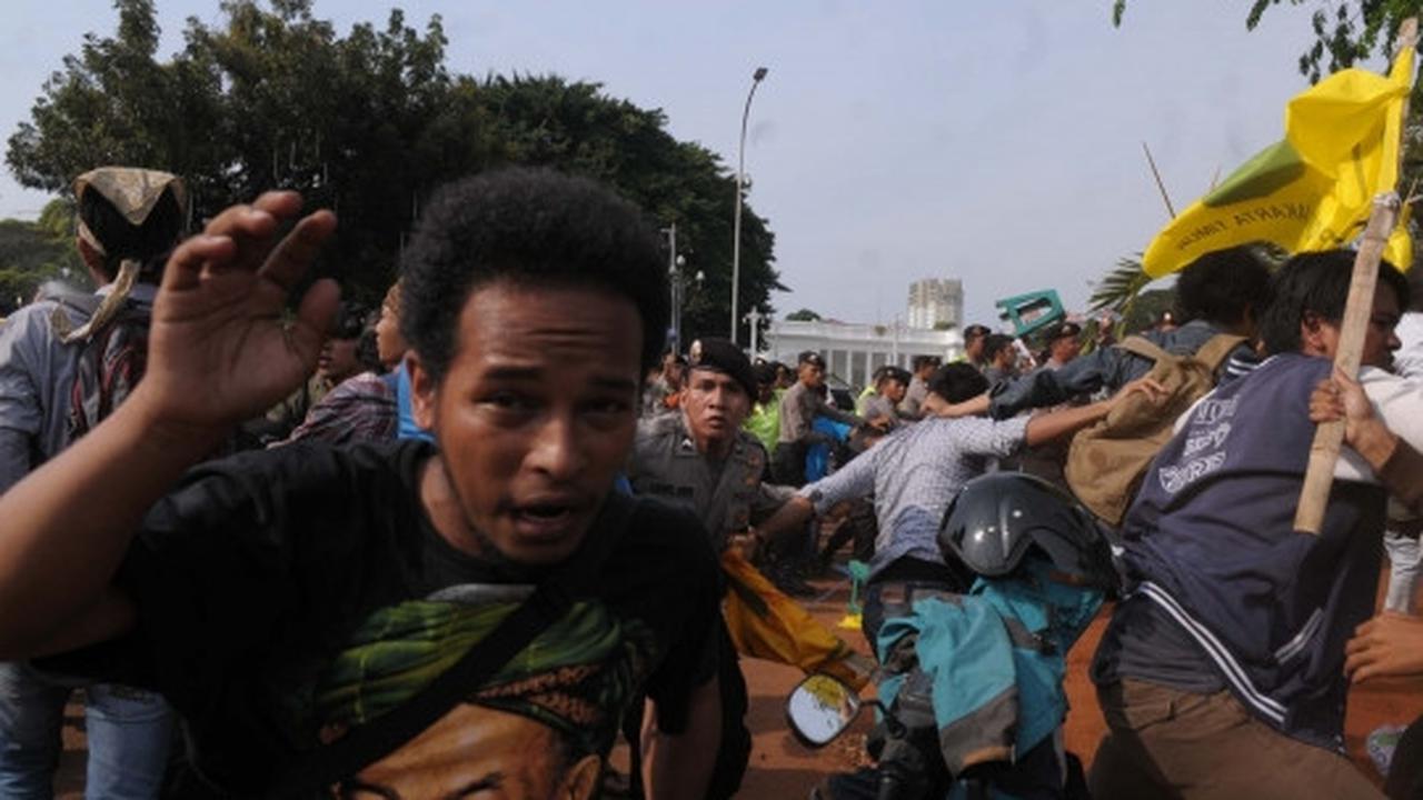 Demo setahun kinerja Jokowi-JK di Istana berujung bentrok