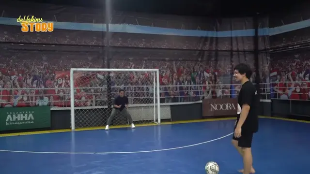Lapangan futsal di basecamp Atta Halilintar dan Aurel Hermansyah.