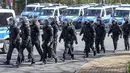 Ratusan polisi negara bagian dan polisi federal Jerman berlatih taktik dalam persiapan Euro 2024 di desa Stützerbach, di Ilmenau, Jerman, Selasa (23/4/2024). (AP Photo/Ebrahim Noroozi)