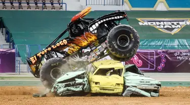 Aksi truk monster melindas tiga mobil dalam pertunjukan Monster Jam di stadion Raja Fahad, Riyadh, Arab Saudi, Jumat (17/3). Acara ini diselenggarakan General Entertainment Authority. (AFP Photo/Fayez Nureldine)