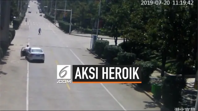 VIDEO: Aksi Heroik Sopir Taksi Hentikan Mobil Tanpa Pengemudi