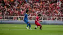Penyerang Persija Jakarta Bambang Pamungkas berusaha menggiring bola dari kawalan pemain Persib Bandung Hariono dalam laga pekan kedelapan Shopee Liga 1 2019 di Stadion Utama Gelora Bung Karno, Senayan, Jakarta, Rabu (10/7/2019). Persija dan Persib bermain imbang 1-1. (Liputan6.com/Faizal Fanani)