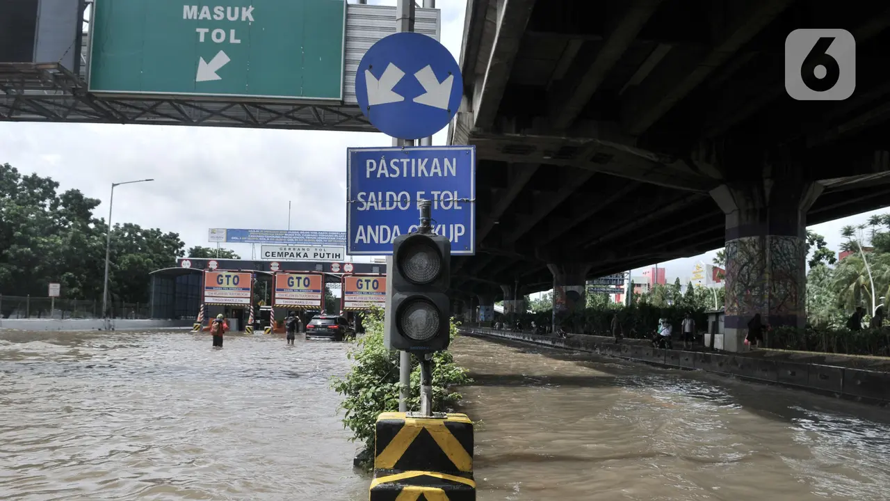 Terendam Banjir, Begini Penembakan Gerbang Tol Cempaka Putih