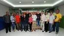 Dua pemain asing Persija Jakarta, Martin Vunk dan Yevgeni Kabayev berfoto bersama dengan awak redaksi Liputan6.com, Jakarta (10/12/2014). (Liputan6.com/Helmi Fithriansyah)
