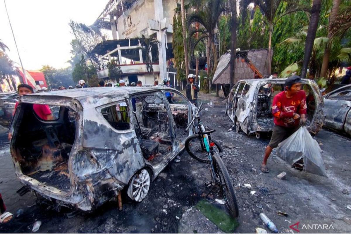 warga jarah barang dari gedung dprd makassar dibakar