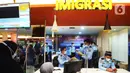 Warga antre membuat paspor di PGC, Jakarta, Jumat (1/4/2022). Gerai pelayanan paspor imigrasi yang ada di Mal dan Pusat Grosir Cililitan untuk meningkatkan pelayanan publik agar tidak mengantre berjam-jam untuk membuat paspor baru dan memperpanjang masa aktif paspor. (merdeka.com/Imam Buhori)