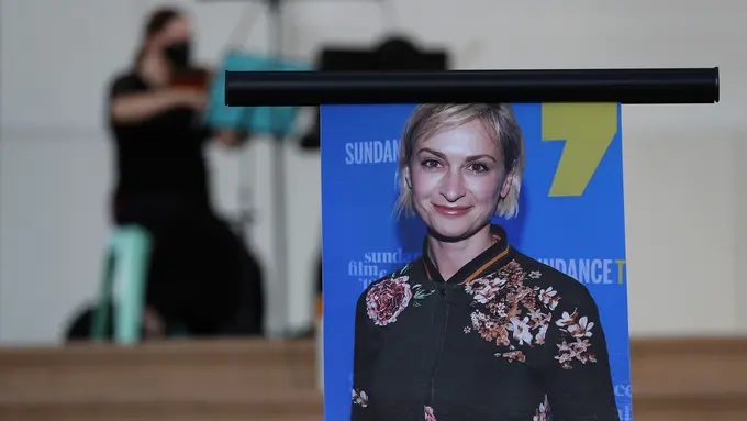 Acara yang digelar untuk menghormati mendiang Halyna Hutchins yang tertembak di lokasi syuting film Rust oleh Alec Baldwin.(AP Photo/Andres Leighton)