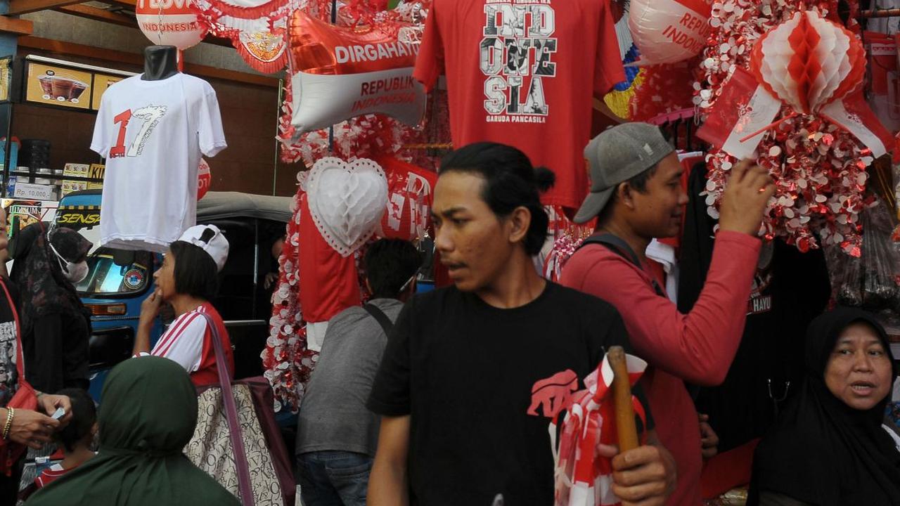 Jelang Hari Kemerdekaan Republik Indonesia ke-78 tahun, Pasar Jatinegara mulai menjual aksesoris merah putih.

Antusiasme warga terlihat dari animo daya beli masyarakat yang tinggi membeli ragam jenis pernak pernik tujuh belasan.