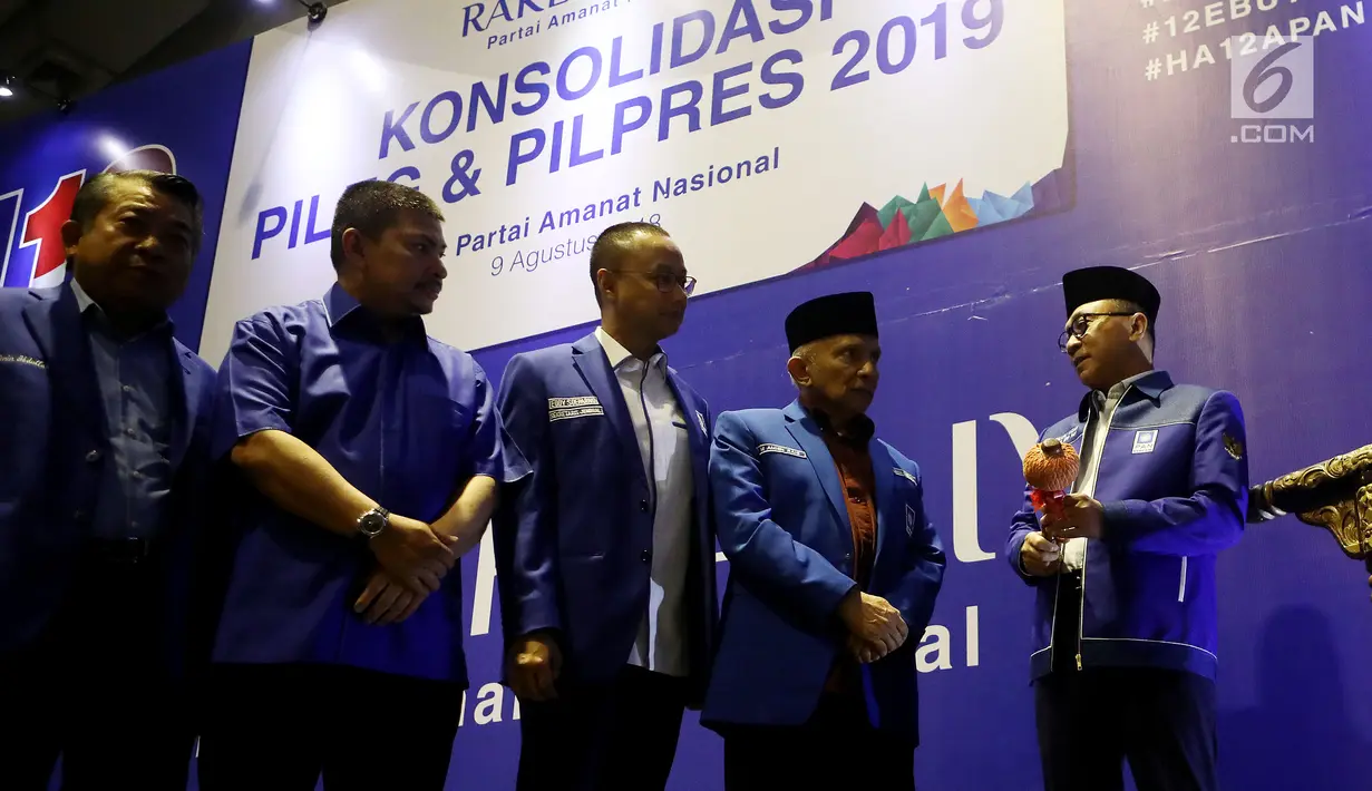 Ketum PAN Zulkifli Hasan (kanan) bersiap memukul gong saat pembukaan Rakernas PAN di Jakarta, Kamis (9/8). Dalam rakernas tersebut PAN secara resmi mengusung Prabowo Subianto sebagai calon presiden pada Pilpres 2019.  (Liputan6.com/Johan Tallo)