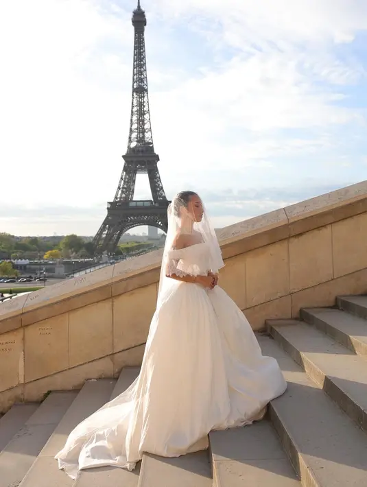 Jennifer Coppen terlihat anggun dengan off shoulder ball gown putih lengkap dengan veil [@jennifercoppenreal20]