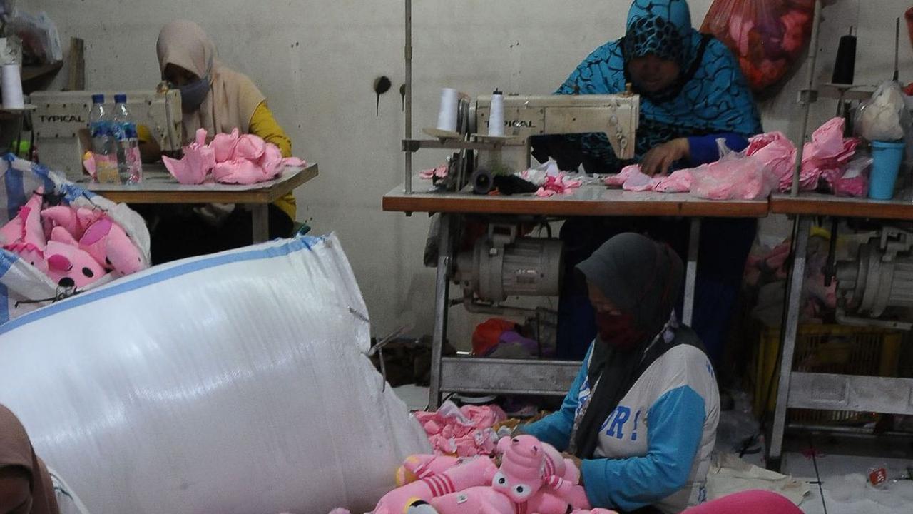 Karena bahan baku boneka yang mudah didapat mereka mampu memproduksi hingga 200 boneka dalam sehari.<br>