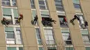 Sejumlah orang berpakaian superhero turun dari atap memberi kejutan di jendela kamar pasien anak di bangsal Pediatri rumah sakit San Paolo di Milan, Italia, Rabu (15/12/2021). Saat beraksi, para superhero memanjat dengan menggunakan tali dibekali alat pengaman yang lengkap. (AP Photo/Luca Bruno)