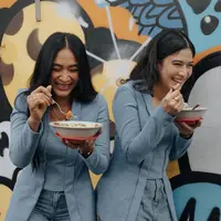 Happy Salma dan Dian Sastrowardoyo Foto Depan Gerobak Soto. [@happysalma]