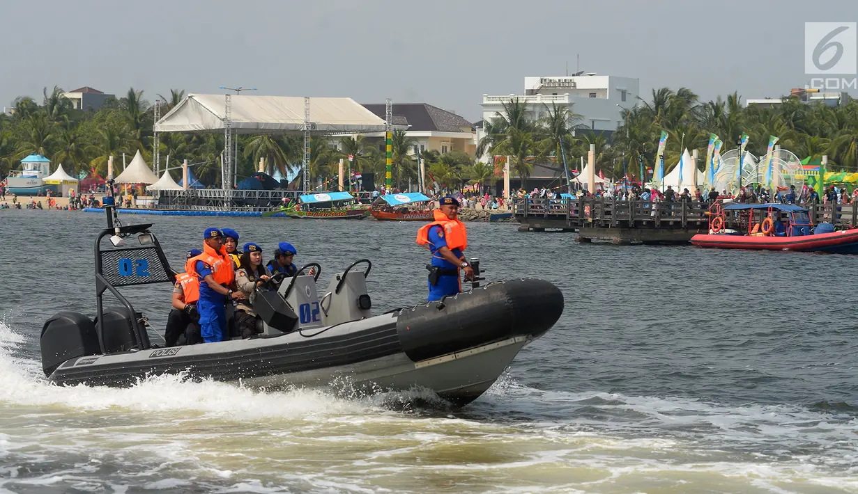 Ditpolair Baharkam Mabes Polri melakukan patroli memburu buaya di Teluk Jakarta, Rabu (17/6). Patroli dilakukan guna mencari buaya yang sempat muncul di Dermaga Pondok Dayung hingga Ancol. (Merdeka.com/Imam Buhori)