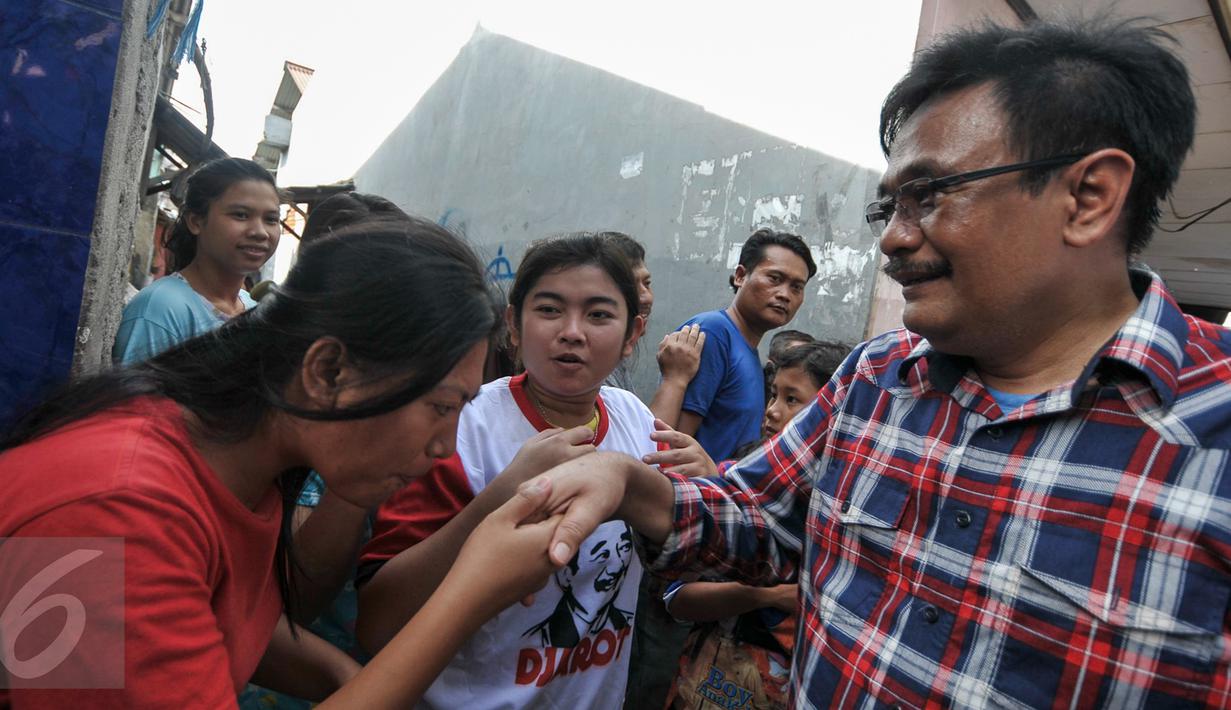 Warga berjabat tangan dengan Cawagub DKI Jakarta, Djarot Saiful Hidayat di Tegal Alur, Jakarta, Rabu (7/12). Dalam blusukannya Djarot berjanji akan segera memasukkan pelayanan air perpipaan di permukiman warga Tegal Alur. (Liputan6.com/Yoppy Renato)