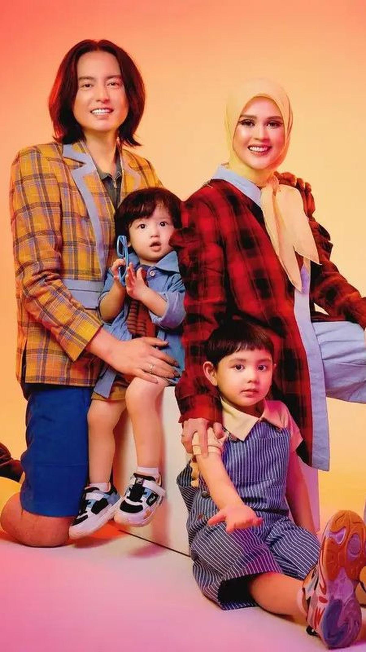 Shaquille memilih jumper motif striped yang dipadukan dengan kemeja kuning, sementara Jourell tampil stylish dengan kaus merah, jaket denim, dan celana pendek kuning.<br>
