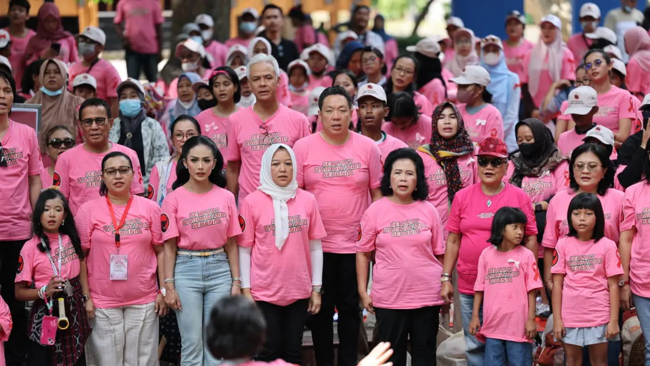 Deretan kader PDI Perjuangan yang berlatar belakang penyanyi, Kris Dayanti, Once, dan Chicha Koeswoyo dalam acara peringatan Hari AIDS Sedunia yang digelar PDIP di Taman Impian Jaya Ancol, Jakarta, Senin (1/12/2025) (Istimewa)