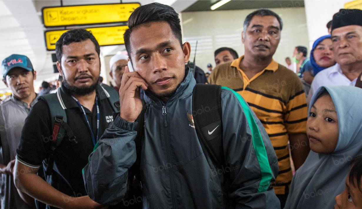 Penyerang Timnas Indonesia, Andik Vermansah, langsung menghubungi keluarga saat tiba di Bandara Soekarno-Hatta, Banten, Sabtu (26/11/2016). Timnas Indonesia akan istirahat dahulu hingga Senin (29/11). (Bola.com/Vitalis Yogi Trisna)