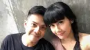 Perempuan 32 tahun itu tengah hamil tiga bulan.  Potret keceriaan pasangan ini saat mengunggah foto hasil ultrasonografi (USG). Foto yang sama juga diunggah sang suami. (instagram/ardinarasti6)