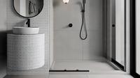Kamar mandi minimalis dengan kloset duduk, shower berdinding kaca, wastafel gantung, dan keramik abu-putih berpola kotak kecil. (Liputan6.com/MetaAI)