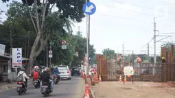 Kondisi lalu lintas dekat pembangunan Flyover Poltangan di kawasan Tanjung Barat, Jakarta, Rabu (29/1/2020). Pembangunan flyover menuai protes dari Aliansi Warga Pejaten Timur dan Tanjung Barat karena membuat warga harus memutar jauh jika pembangunan sudah rampung. (Liputan6.com/Immanuel Antonius)