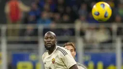 Pemain AS Roma, Romelu Lukaku (kiri) berusaha mengontrol bola saat pertandingan pekan ke-10 Liga Italia 2023/2024 melawan Inter Milan yang berlangsung di San Siro Stadium, Milan, Minggu (29/10/2023). (AP Photo/Antonio Calanni)