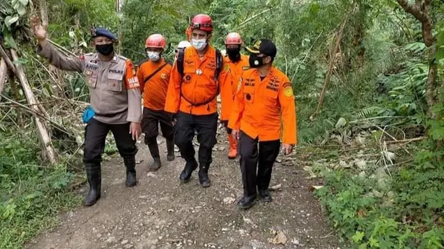 Basarnas menghentikan pencarian korban longsor pascagempa, di Mamuju, Sulbar. (Foto: Liputan6.com/Abdul Rajab Umar)