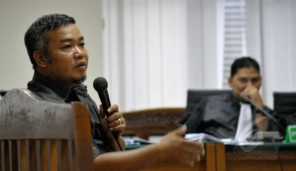 Casmadi, mantan sopir pribadi terdakwa Sutan Bhatoegana memberikan keterangan saksi dalam sidang lanjutan di Pengadilan Tipikor, Jakarta, Senin (11/5/2015). Sidang mendengarkan keterangan tiga orang saksi. (Liputan6.com/Yoppy Renato)
