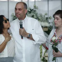 Suasana haru mewarnai proses kremasi pakar kuliner Bondan Winarno. Bondan yang meninggal Rabu (29/11) menjalani proses kremasi di RS Sentra Medika, Cibinong, Bogor, Jawa Barat, Kamis (30/11/2017). (Nurwahyunan/Bintang.com)