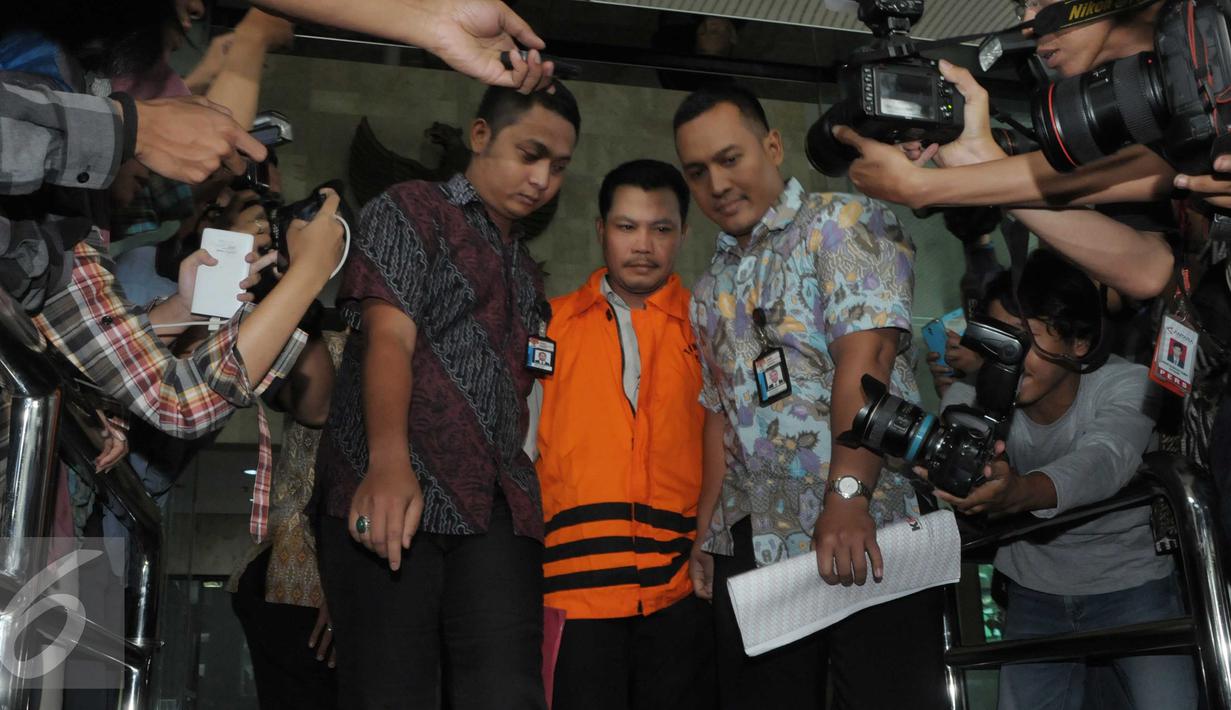 Dandung Pamularno usai menjalani pemeriksaan KPK, Jakarta, Jumat (4/1). Dandung merupakan Senior Manager PT Brantas Abipraya yang terkena OTT usai memberi uang suap kepada perantara. (Liputan6.com/Helmi Afandi) 