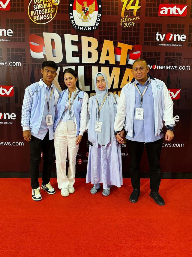 8 Gaya Outfit Seleb Nonton Langsung Debat Capres Terakhir, Aurel Hermansyah hingga Pasutri Pratama Arhan-Azizah Salsha