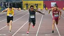 Akani Simbine (tengah) hanya mampu meraih posisi lima pada nomor 100 meter ketika Olimpiade Rio 2016 lalu. Setahun kemudian, Ia juga hanya mampu meraih posisi lima pada Kejuaraan Dunia. Namun penampilannya patut dinantikan pasca absenya Usain Bolt di Olimpiade Tokyo 2020. (Foto: AFP/Vincenzo Pinto)