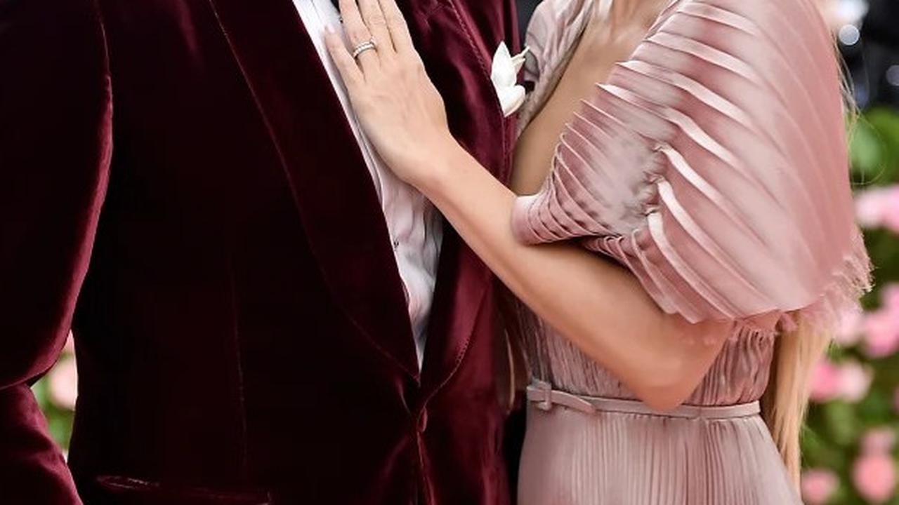 4.&nbsp;Gisele Bündchen dan Tom Brady: Yoga dan Kebun Koi