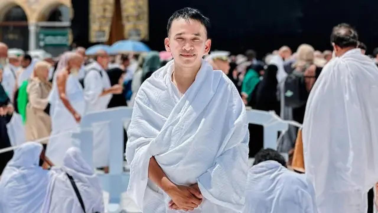 Momen Ruben Onsu Berpakaian Ihram di Depan Ka'bah, Panjatkan Doa Penuh Khusyuk Hingga Menangis