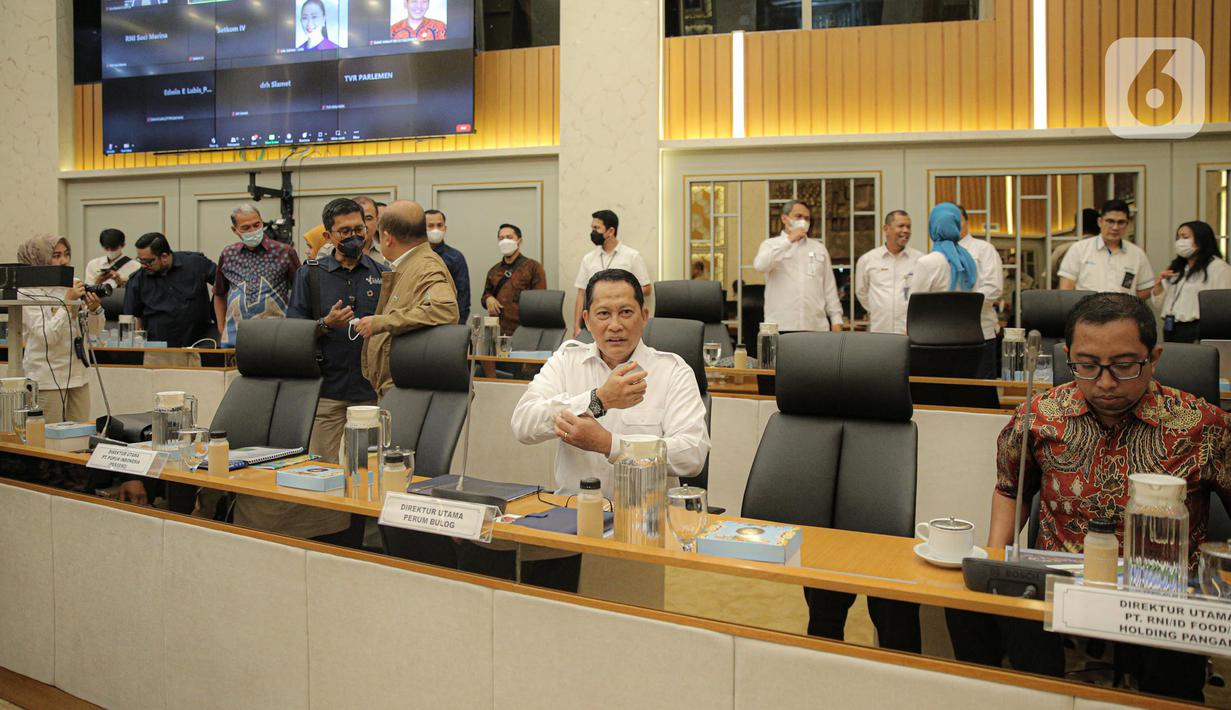 Dirut Perum Bulog Budi Waseso saat mengikuti rapat kerja dengan Komisi IV DPR di Kompleks Parlemen Senayan, Jakarta, Senin (16/1/2023). Raker tersebut membahas mengenai Kinerja Kementerian Pertanian mulai dari program-program kerja yang tidak memberikan dampak signifikan terhadap petani, hingga data stok pangan yang berbeda. (Liputan6.com/Faizal Fanani)