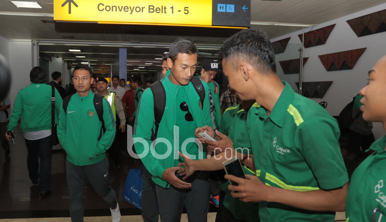 Hansamu Yama dan Dedi Kusnandar disambut fans saat tiba di Bandara Soekarno-Hatta, Cengkareng. Timnas Indonesia tiba menggunakan maskapai Garuda Indonesia tepat pukul 18.30 WIB. (18/12/2016). (Bola.com/Nicklas Hanoatubun)