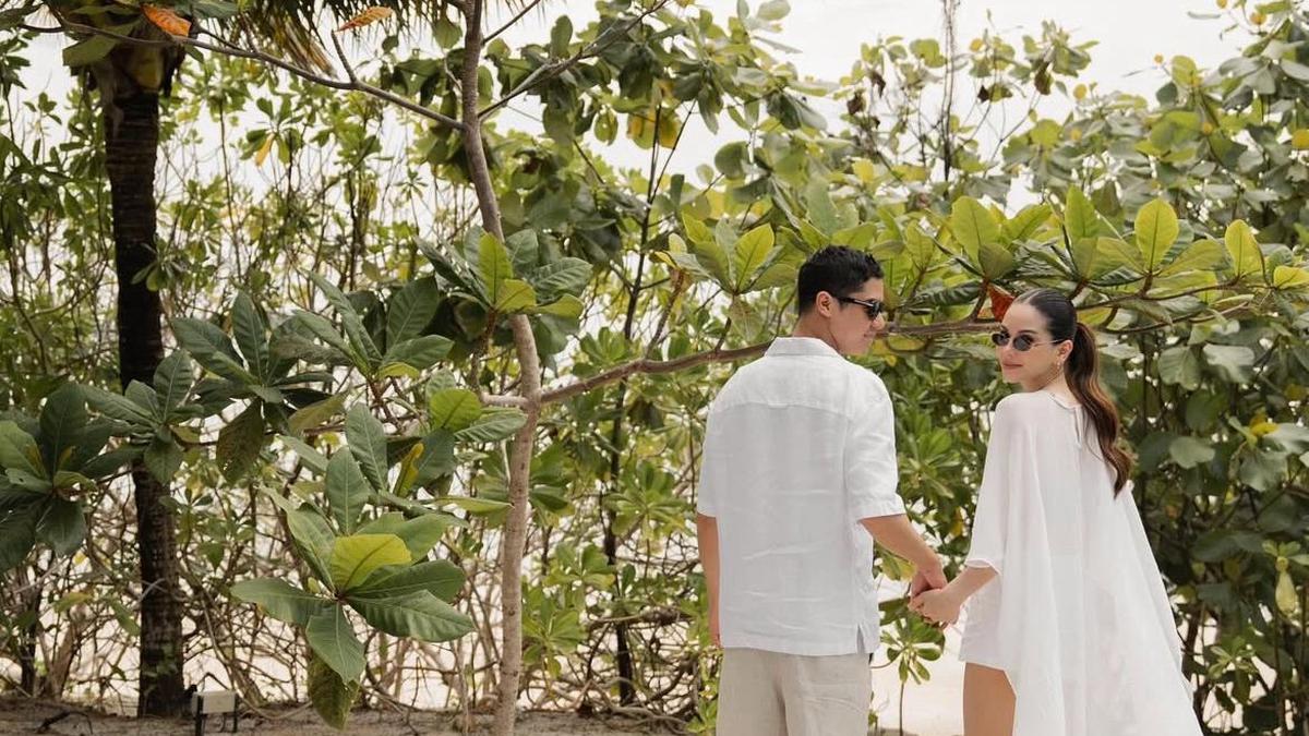 Gaya Kasual Sesi Prewedding Alyssa Daguise dan Al Ghazali Sambil Tampilkan Keindahan Pantai di Belitung