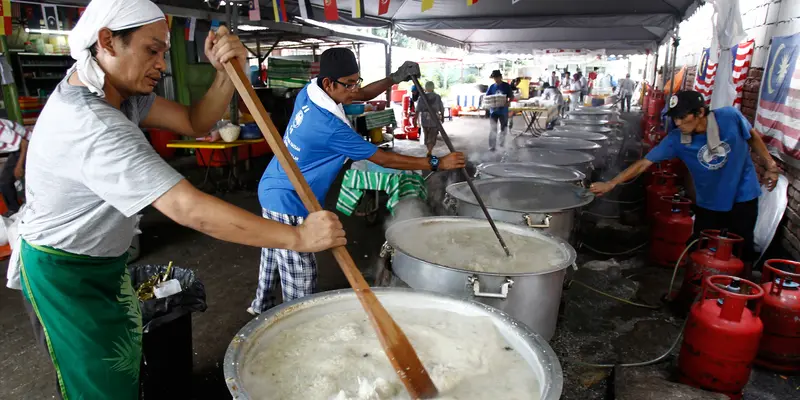 Intip Proses Pembuatan Bubur Lambuk Khas Malaysia