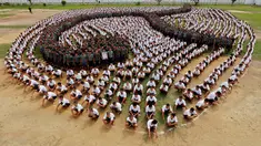Para narapidana membentuk formasi angka sembilan Thailand untuk menghormati mendiang Raja Thailand Bhumibol Adulyadej di penjara Pathum Thani, Bangkok, Thailand (27/10). Raja Bhumibol juga dikenal sebagai Raja Rama IX. (Reuters/Chaiwat Subprasom)