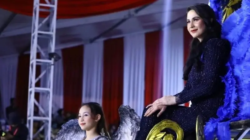 Arumi Bachsin bersama putrinya saat meramaikan Jember Fashion Carnaval 2023. (Istimewa)
