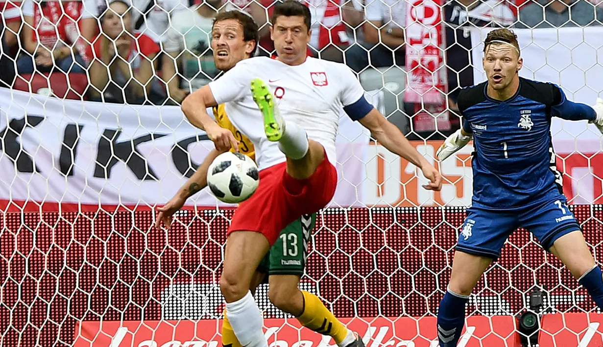 Pemain Polandia, Robert Lewandowski (kiri) berusaha melewati adangan pemain Lituania, Simonas Paulius pada laga uji coba di Stadion Narodowy, Warsaw, Polandia, (12/6/2018). Polandia menang 4-0. (AFP/Janek Skarzynski)
