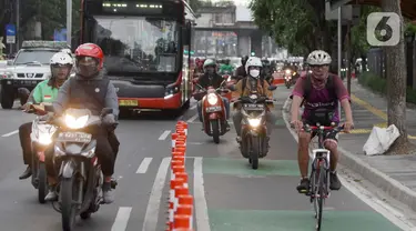 Pengendara  sepeda melewati  jalur khusus  sepeda di Jalan Pejompongan Raya, Jakarta Pusat, Selasa (15/11/2022). Kepala Dinas Perhubungan Jakarta Syafrin Liputo memastikan tidak ada pembangunan jalur sepeda di 2023 dan akan mengevaluasi efektivitas pemanfaatan jalur sepeda eksisting di ibukota Jakarta. (merdeka.com/Arie Basuki)