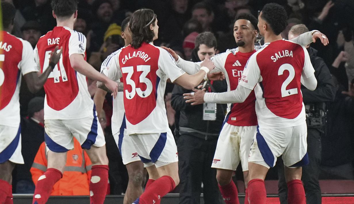 Pemain Arsenal, Ethan Nwaneri merayakan gol kelima timnya ke gawang Manchester City dalam laga lanjutan Liga Inggris 2024/2025 di Emirates Stadium, London, Minggu (03/02/2025). (AP Photo/Alastair Grant)