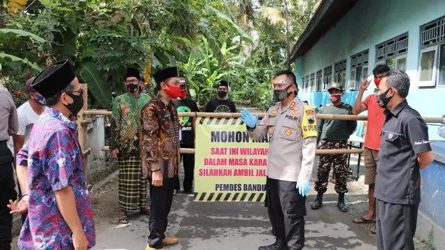 Kapolres Kebumen menyerahkan bantuan sembako untuk Ponpes Nurul Hidayah yang dikarantina atau lockdown akibat Covid-19. (Foto: Liputan6.com/Humas Polres Kebumen)